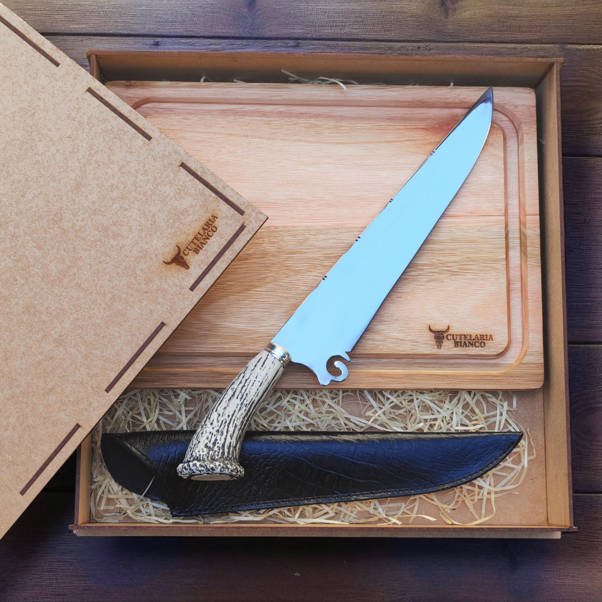 Kit Presente Pampa Bianco – Faca artesanal P/Churrasco + Tabua churrasco + Caixa P/Presente + Case em Couro